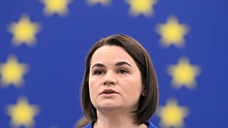 La cheffe de l'opposition biélorusse Svetlana Tikhanovskaïa prononce son discours au Parlement européen mardi 11 mars 2025 à Strasbourg.