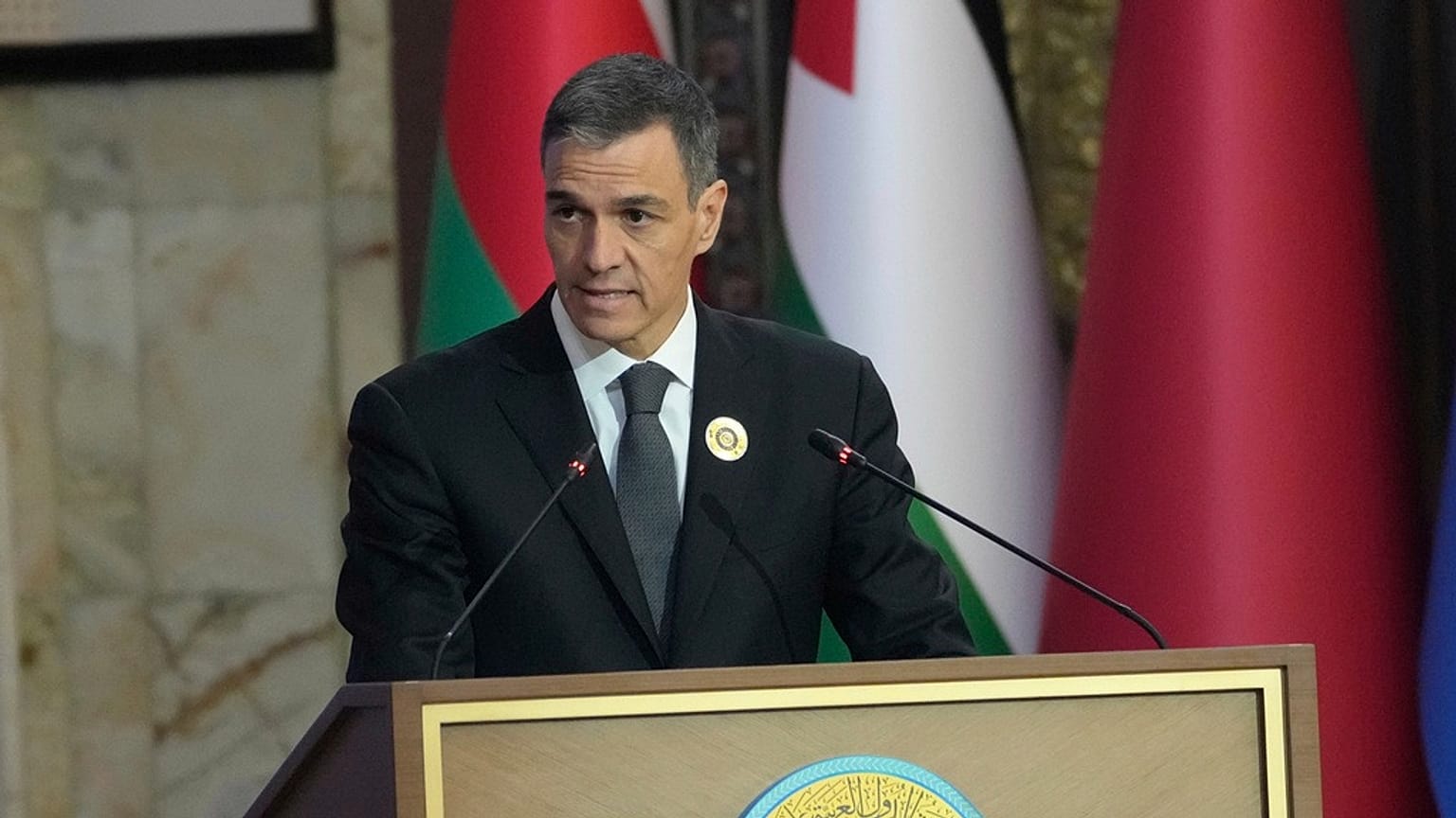 El presidente del Gobierno español, Pedro Sánchez, pronuncia su discurso en la 34ª cumbre de la Liga Árabe, en Bagdad, Irak, el sábado 17 de mayo de 2025.