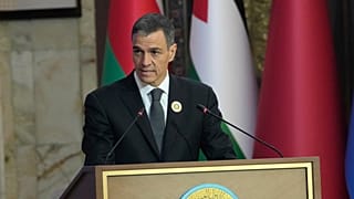 Pedro Sanchez spanyol miniszterelnök beszédet mond az Arab Liga 34. csúcstalálkozóján az iraki Bagdadban 2025. május 17-én, szombaton.