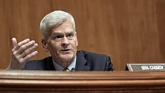 Ο γερουσιαστής Bill Cassidy, R-La., κάνει μια ερώτηση κατά τη διάρκεια μιας ακρόασης της Επιτροπής Υγείας, Παιδείας, Εργασίας και Συντάξεων (HELP) της Γερουσίας, Ουάσιγκτον, ΗΠΑ, Τετάρτη, 18 Ιουνίου 2025.