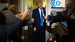 Präsident Donald Trump spricht mit Reportern an Bord der Air Force One auf dem Weg von Calgary, Kanada, zur Joint Base Andrews, Md. am späten Montag, 16. Juni 2025