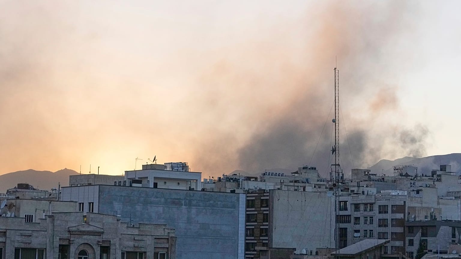 El humo se eleva después de un ataque israelí, en Teherán, Irán, el miércoles, 18 de junio 2025