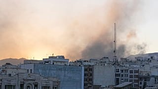 El humo se eleva después de un ataque israelí, en Teherán, Irán, el miércoles, 18 de junio 2025