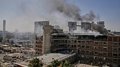 Rauch steigt aus einem Gebäude des Soroka-Krankenhauses auf, nachdem es von einer aus dem Iran abgefeuerten Rakete in Be'er Sheva getroffen wurde, 19. Juni 2025