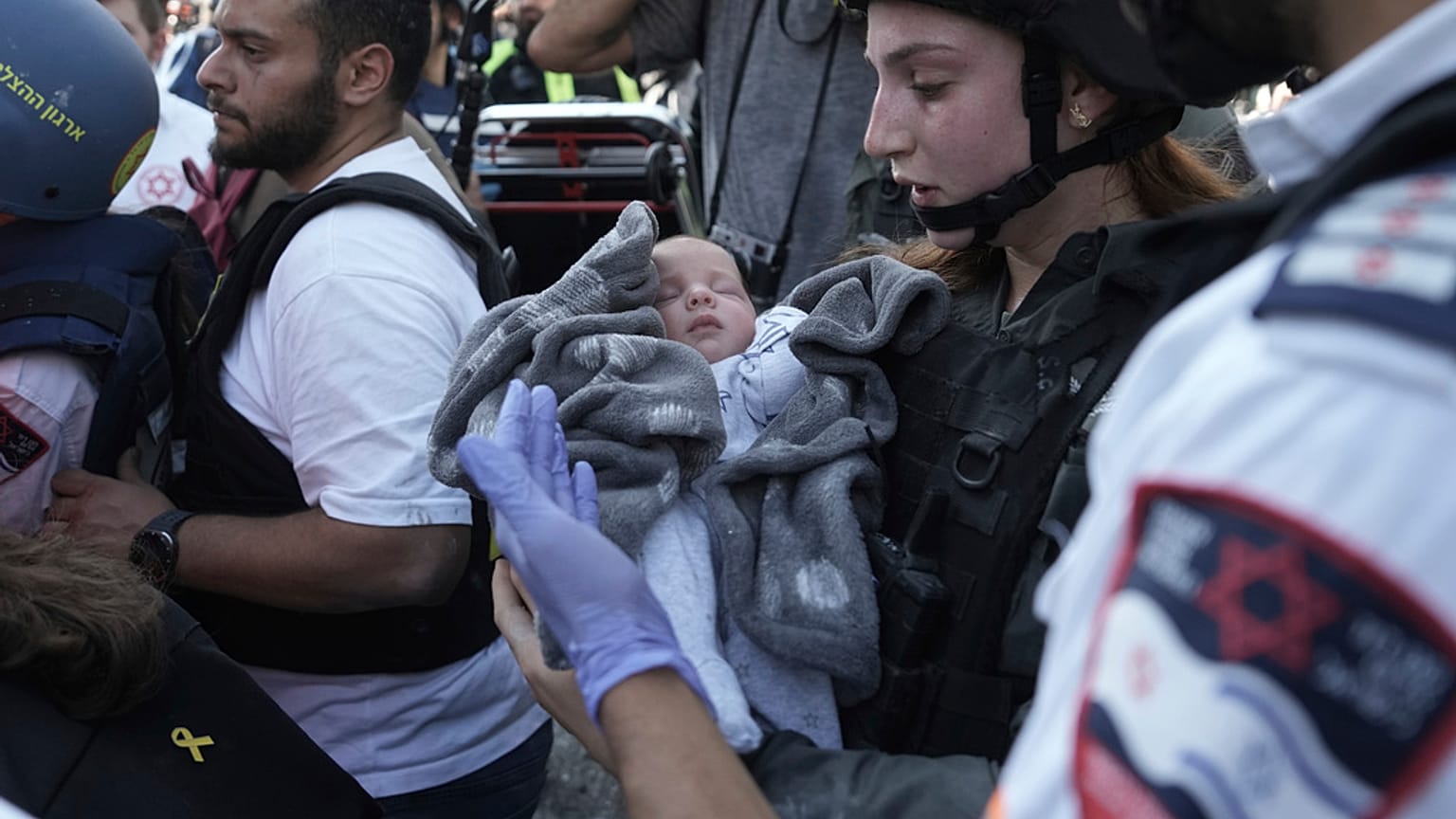 Ένα μωρό εκκενώνεται από το σημείο που δέχτηκε άμεσο πλήγμα από ιρανική πυραυλική επίθεση στο Ραμάτ Γκαν του Ισραήλ, Πέμπτη 19 Ιουνίου 2025.