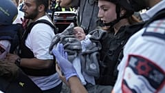 Ένα μωρό εκκενώνεται από το σημείο που δέχτηκε άμεσο πλήγμα από ιρανική πυραυλική επίθεση στο Ραμάτ Γκαν του Ισραήλ, Πέμπτη 19 Ιουνίου 2025.