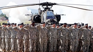 US-Soldaten nehmen an einer Zeremonie zum Einfärben der First Armored Division auf dem Flugplatz der US-Armee in Wiesbaden, Deutschland, teil. (AP Photo)