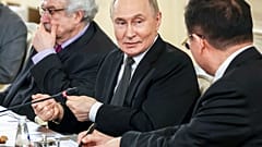El presidente ruso Vladimir Putin, en el centro, durante su reunión con los jefes de las agencias de noticias internacionales en San Petersburgo, Rusia.