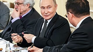 El presidente ruso Vladimir Putin, en el centro, durante su reunión con los jefes de las agencias de noticias internacionales en San Petersburgo, Rusia.