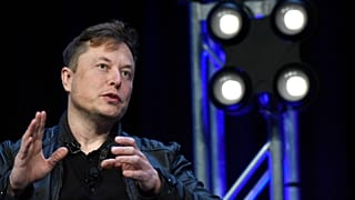 DOSSIER - Elon Musk, président-directeur général de Tesla et SpaceX, s'exprime lors de la conférence et de l'exposition SATELLITE à Washington, le 9 mars 2020.