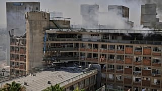 Fumo si alza da un edificio del complesso ospedaliero Soroka dopo che è stato colpito da un missile lanciato dall'Iran a Beersheba, Israele, 19 giugno 2025