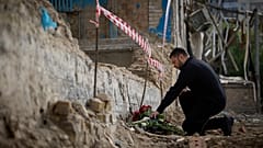 Владимир Зеленский возложил цветы у дома, в который попала российская ракета. Киев, 19 июня 2025 г.