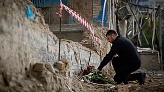 Владимир Зеленский возложил цветы у дома, в который попала российская ракета. Киев, 19 июня 2025 г.