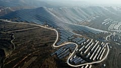Eine Solarzellenfarm im Kreis Ruicheng in der zentralchinesischen Provinz Shanxi. 