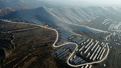 Ferme de panneaux solaires dans le comté de Ruicheng, dans la province de Shanxi, en Chine centrale