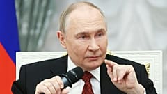 DATEI: Der russische Präsident Wladimir Putin spricht im Kreml in Moskau, Russland, am Donnerstag, 12. Juni 2025,