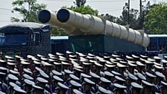 18 Nisan 2025 tarihinde Tahran yakınlarında Ulusal Ordu Günü'nü anmak için düzenlenen geçit töreninde bir füze sistemi kamyon üzerinde taşınıyor.