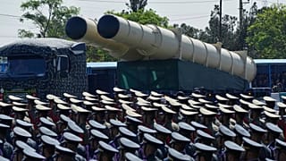18 Nisan 2025 tarihinde Tahran yakınlarında Ulusal Ordu Günü'nü anmak için düzenlenen geçit töreninde bir füze sistemi kamyon üzerinde taşınıyor.