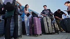 Ewakuowani z Izraela przybywają do portu w Larnace na Cyprze, środa, 18 czerwca 2025 r.