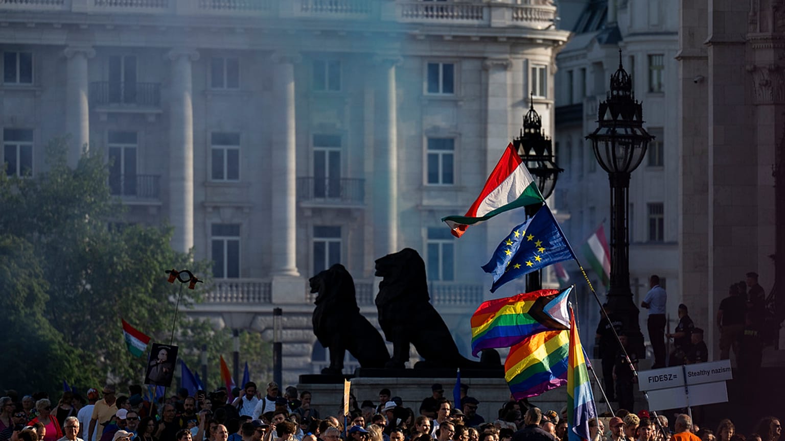 Tüntetés a Pride-ot betiltó új magyarországi törvényellen 2025. május 1-én