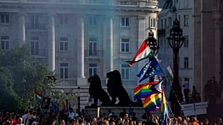 Tüntetés a Pride-ot betiltó új magyarországi törvényellen 2025. május 1-én