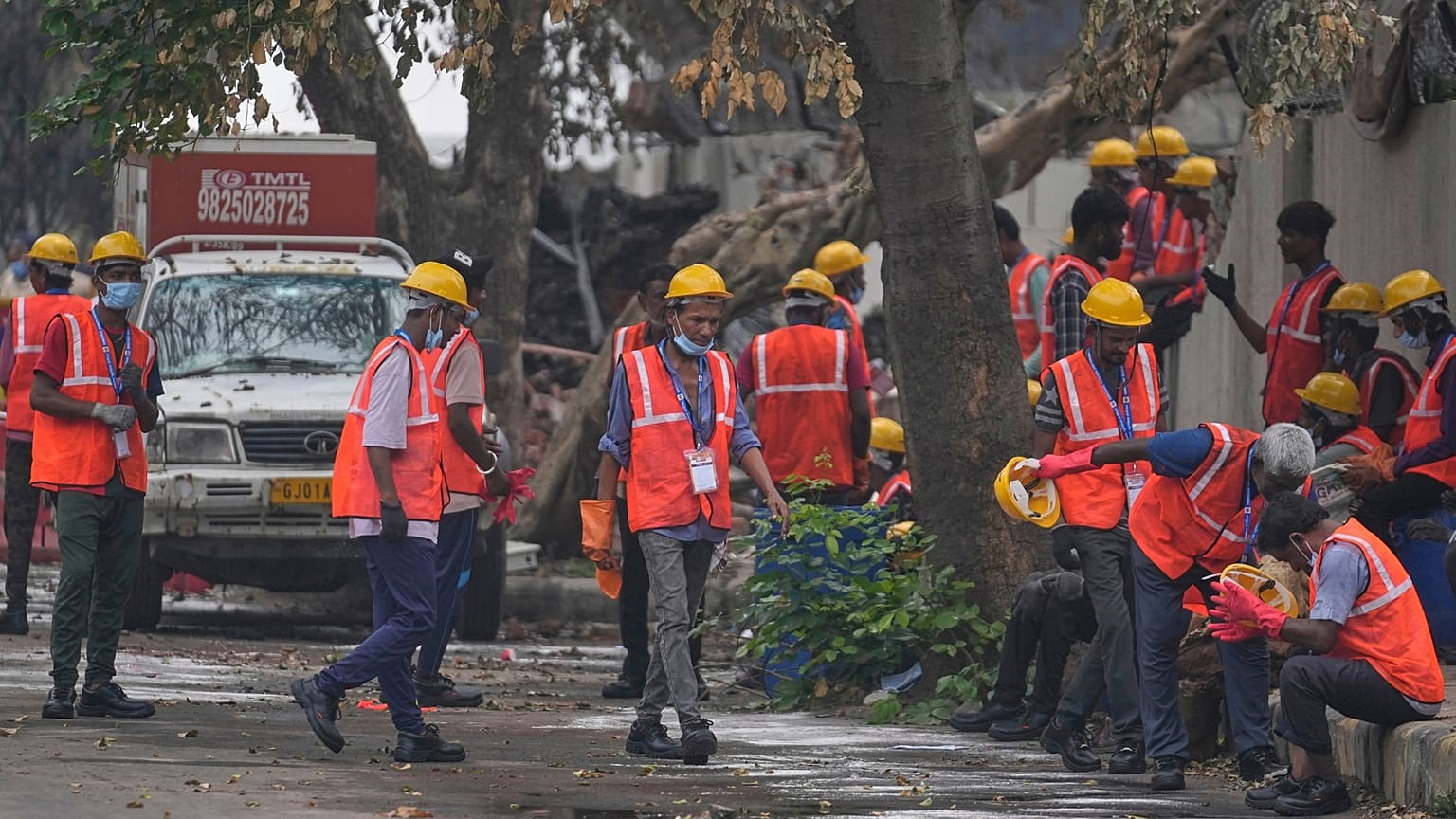 Yerel işçiler, Hindistan'ın Ahmedabad kentinde meydana gelen ölümcül Air India uçak kazasının gerçekleştiği alanın yakınında mola veriyor.