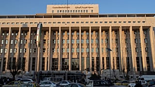 سيارات تسير بجوار البنك المركزي في دمشق، سوريا،