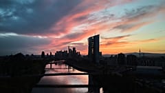Almanya'nın Frankfurt kentindeki Avrupa Merkez Bankası binasının arkasında güneş batıyor. 26 Nisan 2025.