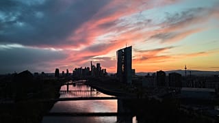 Le soleil se couche derrière le bâtiment de la Banque centrale européenne, au premier plan au centre, à Francfort, en Allemagne. 26 avril 2025