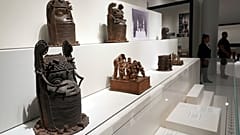 Les bronzes du Bénin, volés en Afrique à l'époque coloniale, sont exposés à Berlin, Allemagne, 15 septembre 2022.