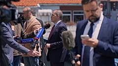 Des journalistes travaillent près du palais de Dolmabahce où sont prévus des pourparlers entre les délégations russe et ukrainienne, à Istanbul, en Turquie, le 15 mai 2025