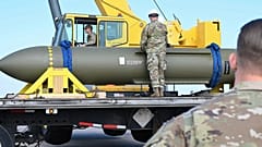 Auf diesem von der U.S. Air Force am 2. Mai 2023 veröffentlichten Foto betrachten Flieger eine GBU-57 (Massive Ordnance Penetrator Bombe) auf der Whiteman Air Base in Missouri.