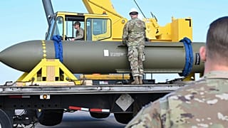 Sur cette photo publiée par l'armée de l'air américaine le 2 mai 2023, des aviateurs examinent une bombe GBU-57, ou Massive Ordnance Penetrator, sur la base aérienne de Whiteman, dans le Missouri.