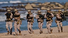Eine Einheit der spanischen Marine nimmt an der NATO-Marineübung Dynamic Mariner/Flotex-25 in Barbate teil, 28. März 2025