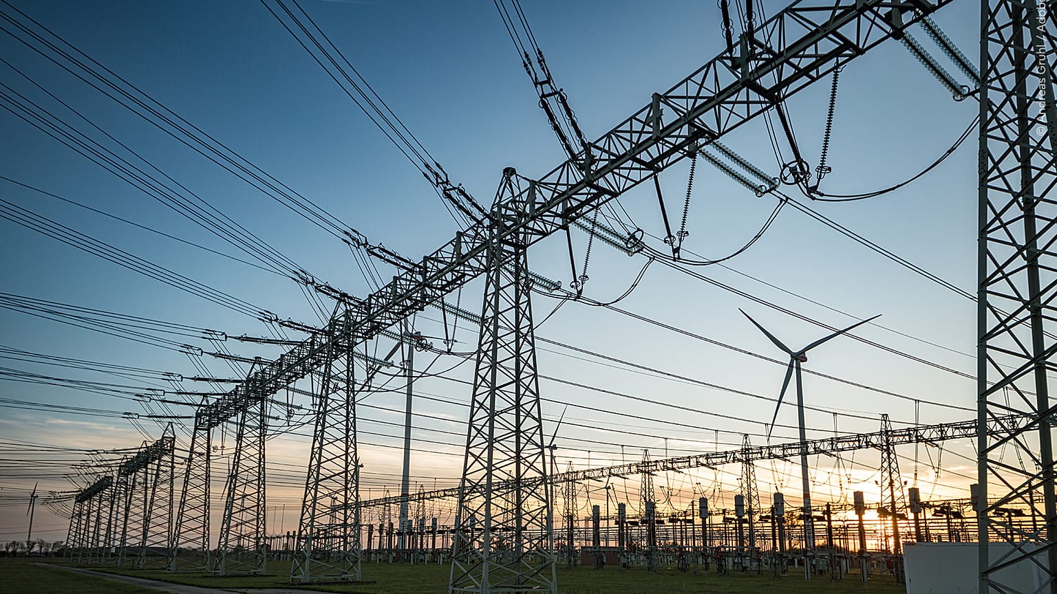 De acordo com a CE, é necessário investir 584 mil milhões de euros em redes eléctricas até ao final de 2030.