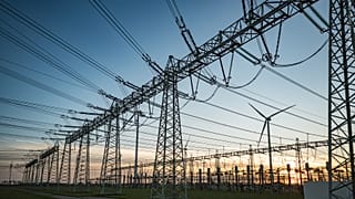 De acordo com a CE, é necessário investir 584 mil milhões de euros em redes eléctricas até ao final de 2030.