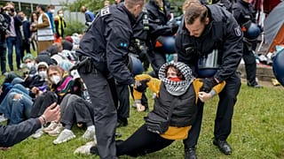 Uma mulher é levada por agentes da polícia durante uma manifestação pró-palestinianos do grupo "Student Coalition Berlin" . 