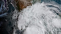Cette image satellite fournie par la National Oceanic and Atmospheric Administration (NOAA) montre l'ouragan Erick touchant terre au Mexique le jeudi 19 juin 2025.