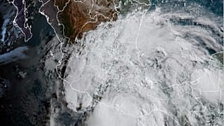 A hurrikán 205 km/h-s széllökésekkel érte el az ország délnyugati partjait