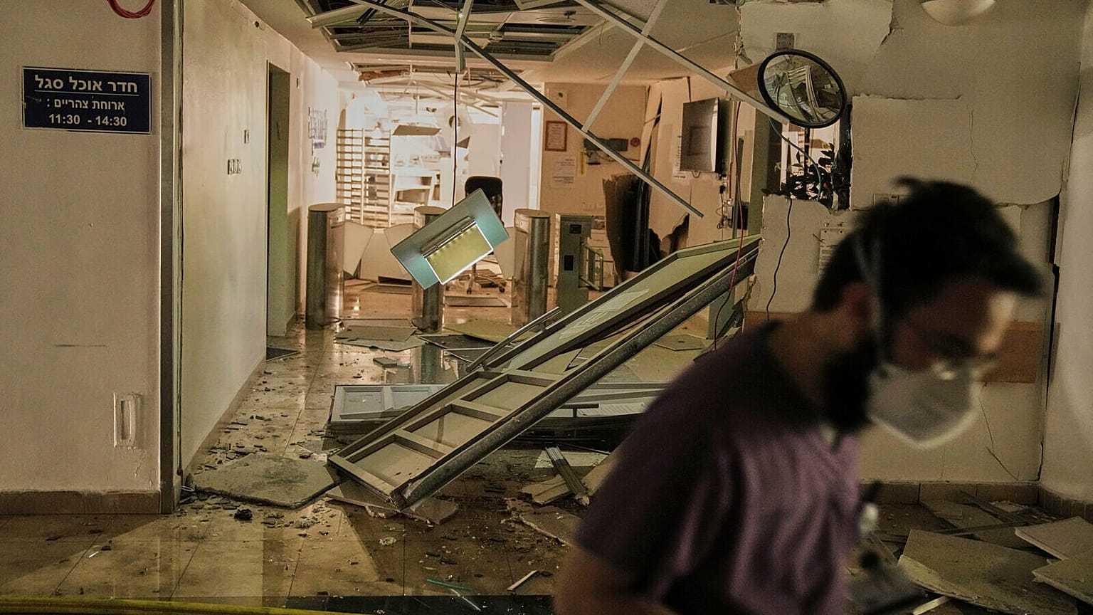 Un membre du personnel médical marche le long d'une zone endommagée du complexe hospitalier Soroka après qu'il ait été touché par un missile tiré depuis l'Iran à Beersheba, Israël, le jeudi 19 juin 2025.