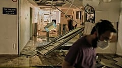 Medizinisches Personal geht an einem beschädigten Bereich des Soroka-Krankenhauses entlang, nachdem es von einer aus dem Iran abgefeuerten Rakete getroffen wurde, in Beerscheba, Israel, Donnerstag, 19. Juni 2025