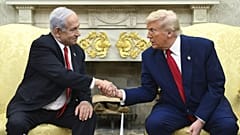 الرئيس الأمريكي دونالد ترامب يصافح رئيس الوزراء الإسرائيلي بنيامين نتنياهو في المكتب البيضاوي بالبيت الأبيض، الاثنين، 7 نيسان/ أبريل 2025.