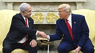 الرئيس الأمريكي دونالد ترامب يصافح رئيس الوزراء الإسرائيلي بنيامين نتنياهو في المكتب البيضاوي بالبيت الأبيض، الاثنين، 7 نيسان/ أبريل 2025.