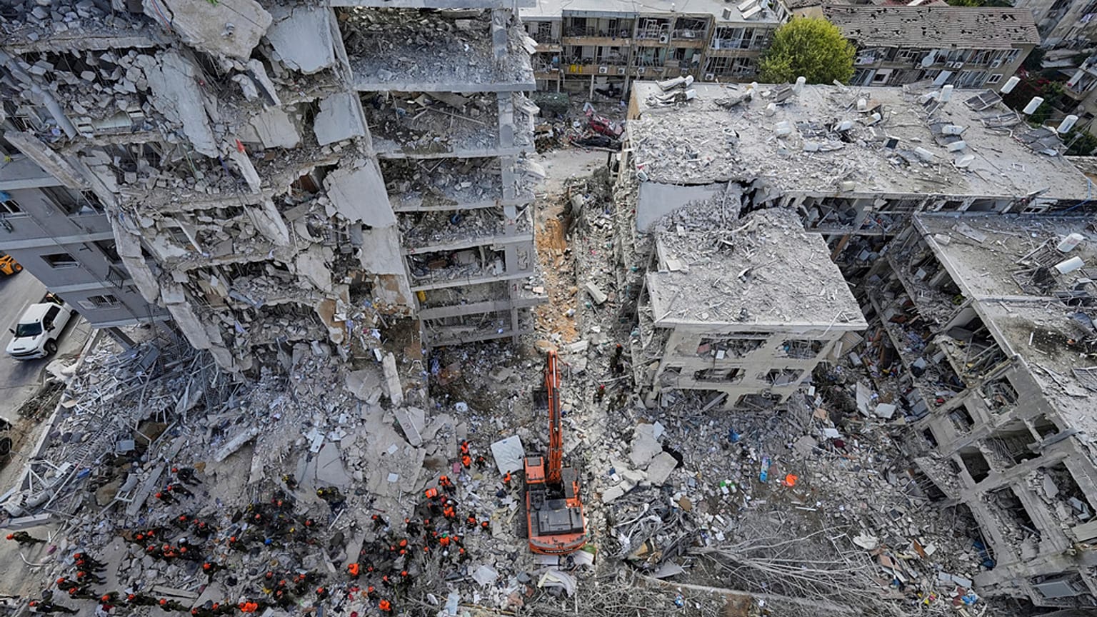 Soldados israelíes buscan entre los escombros de edificios residenciales destruidos por un ataque iraní en Bat Yam, en el centro de Israel, el 15 de junio de 2025.