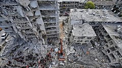 Soldados israelíes buscan entre los escombros de edificios residenciales destruidos por un ataque iraní en Bat Yam, en el centro de Israel, el 15 de junio de 2025.