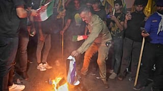 Διαδηλωτές υπέρ του Ιράν στη Βαγδάτη καίνε σημαίες του Ισραήλ και των ΗΠΑ 
