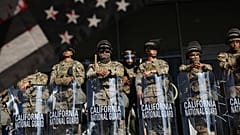 Soldaten der Nationalgarde sind in der Nähe eines Eingangs zum Bundesgebäude in Los Angeles postiert.