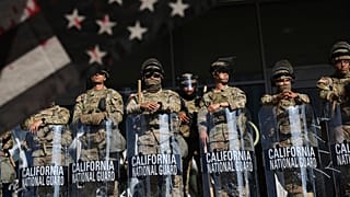 Soldati della Guardia Nazionale sono appostati vicino all'ingresso del Federal Building di Los Angeles.
