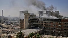 İsrail'in Beerşeba kentinde İran'dan atılan bir füzenin isabet ettiği Soroka hastane kompleksinin bir binasından dumanlar yükseliyor, 19 Haziran 2025, Perşembe.