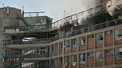 Rauch steigt von einem Gebäude des Soroka-Krankenhauskomplexes auf, nachdem es am Donnerstag, dem neunzehnten Juni zweitausendfünfundzwanzig, von einer aus dem Iran abgefeuerten Rakete getroffen wurde. Der Vorfall ereignete sich in Beersheba, Israel.